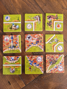 je 8 Spielerplättchen und je ein Startplättchen (unten Links)