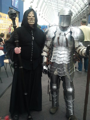 Der Ritter hat mich zu einem Duett... äh Duell herausgefordert. Wir haben dann lieber doch nur ein Foto gemacht.^^