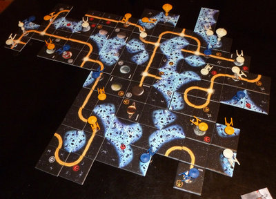 Carcassonne Star Trek (2).jpg (235.12 KiB) 6952 mal betrachtet Auf dem schwarzen Tisch kam die Tiefe des Weltraums richtig zur Geltung.