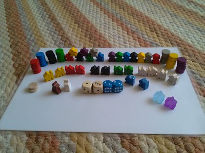 IMG_20180505_125055.jpg (1.22 MiB) 14945 mal betrachtet Die Chips für Tunnel Erweiterung, die 2Hasen für die Osterhasen Erweiterung, die Schäfer für die Schäfererweiterung, die Häuser für die Handelsposten Erweiterung, die Feeen für Pilger Erweiterung, die Würfel sind 1bis3 Würfel und dir Blauen ganz normale Würfel sind auch für Erweiterungen. Die 2 Milchig Meeple sind für meine Tochter.