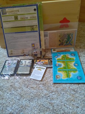 IMG_20180525_155536.jpg (1.69 MiB) 15262 mal betrachtet Hier sind nochmal der Inhalt der Zeitschriften zu sehen. Also 3 verschiedene Promos von Dominion, Altiplano und Kingdom Builder. Wer die letzten beiden brauchen tut kann ein Angebot machen.<br />Dann nochmal die Obstgarten- und die Freitag Erweiterung, die Ausstechform vom Schwein.