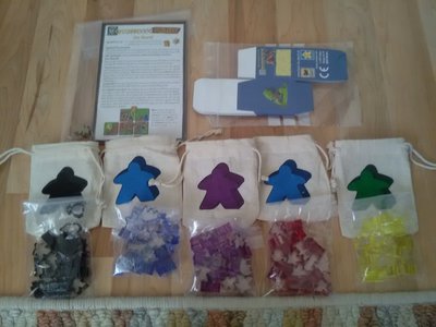 IMG_20180531_132903.jpg (1.11 MiB) 15143 mal betrachtet CundCo Paket, war super schnell da. Die Transparenten Meeple in Sonderform sehen toll aus. Leider habe ich Rot und Grau vergessen zu bestellen.Dann nochmal Faltschachteln und die Goldrausch Erweiterung.