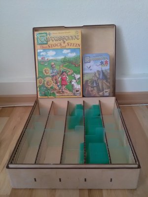 IMG_20180531_170750.jpg (1.05 MiB) 15143 mal betrachtet Hier endlich mein Paket von Spiele Offensive, ÜSuS, Carcassonne für 2 und Kekfe Marathon (nicht mit auf dem Bild) haben 16Tage gebraucht. Die Dominion Holz Box hat über einen Monat gebraucht. Von der 1. Bestellung fehlt auch noch etwas.