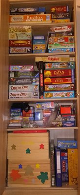 IMG_20180728_133655470~2.jpg (1.07 MiB) 7788 mal betrachtet Unten natürlich meine Carcassonne Boxen, mit dem Anleitungen im Ordner daneben. Eigentlich gehören sie ja ganz nach oben, aber hatte Angst wegen das es für die Einlegeböden zu schwer wird, das Wertvolle Spiel.<br />Über Carcassonne verteilen sich Kartenspiele, kleiner Spiele und 2 Kartenmischmaschinen (elektrisch und mechanisch).<br />Darüber folgen die großen Spiele.