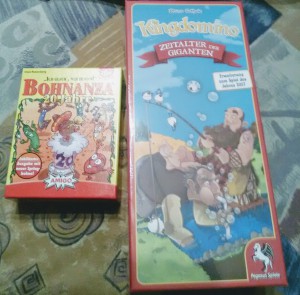 IMG_20190124_164450~2.jpg (780.11 KiB) 9797 mal betrachtet Beide stammen von Thalia. Auf gewisse Spiele, wie die Erweiterung von Kingdomino, gibt es bis zu 30% Rabatt.